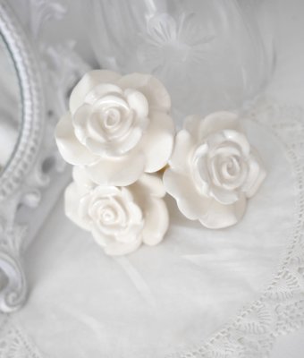 Vacker Cream vit porslins knopp formad som en utslagen ros. Detaljfullt utformad och otroligt välarbetad. Med guld färgad stomme