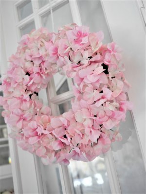 Stor  Hortensia krans /dörrkrans i ljus rosa. Med rosa Hortensia blommor på frigolitbas. Att hänga på ytterdörren, vitrinskåpet