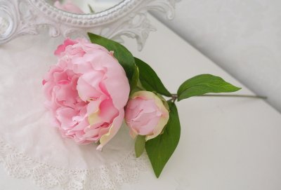 Stor rosa pion med utslagen blomma, knopp och blad. En välarbetad verklighetstrogen konstblomma. Med skaft och blad som går att