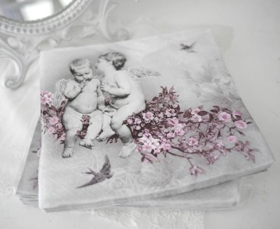 Vackra gråa servetter med gammeldags l motiv av änglar som sitter på en blomster gren med rosa blommor.