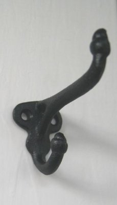 Klassisk svart smideskrok med dubbel hängning så kallad ”hatt & rock krok” med två upphägningsfästen. Nyproducerad i gammeldags