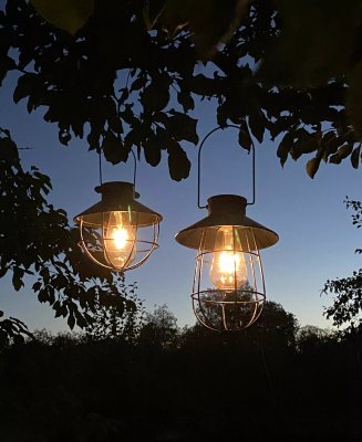 Svart lampa med solcell att hänga