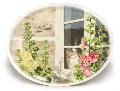 Vacker designad bricka med en katten Sonja som spejar ut över trädgården genom fönstret. I oval modell Svensk tillverkad och des