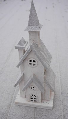 Vacker vit jul kyrka/hus med belysning. Tillverkad  i trä med fina detaljer runt om och dekorerad med puder snö.  Med en batteri