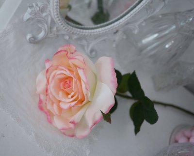Rosa ros i utslagen större modell med lång stjälk och gröna blad. Välarbetad vacker konstgjord blomma som gör sig lika bra ensam