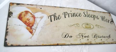 Vacker gammeldags plåt skylt med text The Prince Sleeps Here  Do Not Disturb. I milda nyanser med gammeldags bild av ett barn so