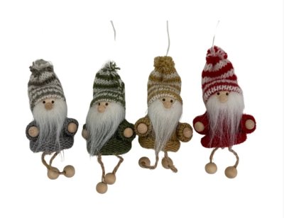 Söt mindre tomte med stickade kläder