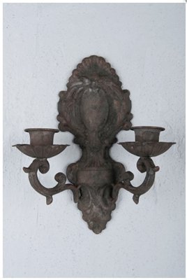 Vägg lampett barock i gammeldags antik stil. Tillverkad i plåt med detaljfullt dekorerad rygg samt två kurviga armar för ljus. V
