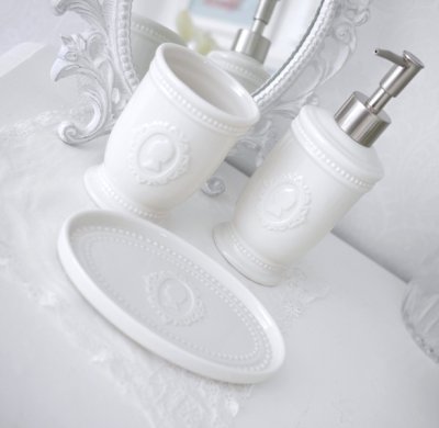 Vacker gammeldags inspirerad badrums serie i Cream vitt porslin med motiv av kamelia damen. Finns tre olika delar