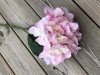 Hortensia i ljus rosa nyanser och gröna blad. Välarbetad och verklighetstrogen konstblomma. I kvist/gren modell om en blomma omg