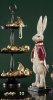 Ståtlig kaninherre med röd frack med guld dekorationer. Kaninen är högre i modellen och har långa öron samt en guld färgad käpp.