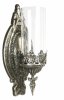 Vacker väggljusstake med dekorerad rygg i plåt. Går i en gammeldags nyans av antik silver. Glas cylinder runt ljuset / hållaren.