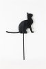 Svart katt på stick att dekorera med. Tillverkad i trä målad svart lite ruffig i ytan. Med stick / pinne nertill så man kan stic