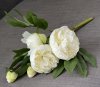 Vacker vit pion bukett / gren/ kvist med blommor, knoppar och gröna blad. Stor i fyllig modell med lång verklighetstrogen känsla