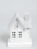 Tomtens vita stuga med belysning. Tillverkad i trä med fina detaljer runt om och dekorerad med puder snö. Med en batteri drive