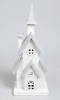 Vacker vit jul kyrka/hus med belysning. Tillverkad i trä med fina detaljer runt om och dekorerad med puder snö. Med en batteri