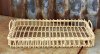 Bricka med handtag i flätad bambu /korg material. Vacker sommar inspirerad större modell med kant. Brickan finns i två storlekar