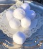 Vita snöbollar i konstgjord fluffig rund modell. Att dekorera, pynta och pyssla med. Säljes i pack om åtta stycken snöbollar. I