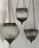 Vacker hängande ljuslykta i orientalisk stil. Med lätt rökfärgat kraftigare glas. Dekorerat med en silver färgad bord samt botte