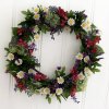 Vacker sommar krans med bla lavendel, prästkragar och gröna blad. I fyllig rund modell, att hänga på ytterdörren på vitrinskåpet