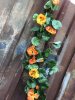 Vacker blomstergirlang/slinga med krasse. Färgstarka blommor i gult och orange samt frodiga täta gröna blad. Välarbetad och verk