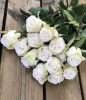 Vacker vit verklighetstrogen konstblomma ros i outslagen knoppig modell med skaft och blad. Att dekorera med ensam eller tillsam