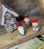 Små röda Mindre/mini figurer som hör julen till Tomtefar, Tomtemor och lilla Nisse. Att dekorera och pynta med tillsammans eller