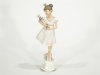 Vacker balett flicka i mjuka nyanser av vitt , silver och puder rosa. Flickan håller i en julsoldat/nötknäppare. Detaljrik och v