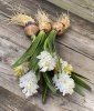 Vacker vit utslagen hyacint med lök, två blommor och gröna blad. Verklighetstrogen och välarbetad konstgjord blomma i större mod
