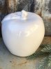 Stor vitt keramik äpple att dekorera med. Passande inomhus som utomhus. Blank glaserad yta . Mäter ca 16*15cm
