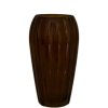 Klassisk vas i brun glas. Dekorerad med diskret mönster och passande för både buketten och den lösa blomman. Vacker och praktisk