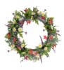 Vacker sommar krans med bla lavendel, prästkragar och gröna blad. I fyllig rund modell, att hänga på ytterdörren på vitrinskåpet