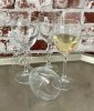 Klassiskt vinglas vitvinsglas på fot 31cl. i klart glas med kupa i klassisk vid form. Säljes i fyr-pack om fyra glas. Höjd: 19