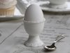Vit Fransk ägg kopp i porslin. Detaljrik med vackert mönster runt om i det vita porslinet. Står på en liten fot.
