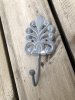Fransk zink grå gjutjärns krok med vackert dekorerad rygg. I ruffig lätt ojämn i yta med antik känsla. Från Chic Antique Mäter