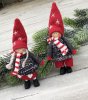 Jul/vinter barn med röd luva i filt. Detaljfulla och välarbetade med fina detaljer run tom. Tillverkade i mesta del av tyg. Finn