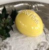 Guld påskägg i porslin med vit text. God Påsk. Ägget är i delbart modell perfekt för godis och att ge bort som påsk ägg. Lika va