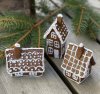 Konstgjort brunt pepparkakshus med vita detaljer och lätta glitter inslag. Finns i flera olika storlekar om modeller. -Litet Hö