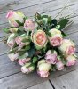 Vacker gul rosa ros / buskros kvist med flera blommor och gröna blad. Välarbetad vacker konstgjord ros med hög verklighets troge