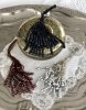 Vacker tassel / tofs dekoration med pärlor och ögla upptill. Att dekorera med hänga på en glaskupa, en dörr, lägga på ett fat, h