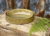 Vackert dekorerad tvålkopp/skål i guld färgad metall med hög kant. I oval modell med en lös skål av glas inuti. Passar naturligt