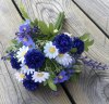 Vacker sommar fin bukett med blåa och vita blommor och gröna blad. Lika vacker i en vas som att ha liggandes som dekoration. Väl
