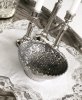 Liten skål i silverfärgad metall med vackert mönster och vågat kant runt om. För servering, förvaring och dekoration. Stilrent o