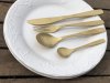 Vackra lantliga och eleganta bestick i Guld. Stilren slät modell som sitter bra i handen och har en bekväm lätthet. Säljes i set