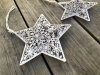 Stjärna i plåt/metall vit målad med lätt fabriks slitna inslag. Med snöre upptill så man kan hänga och dekorera med en. Finns i
