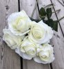 Vacker ros i större modell med gröna blad och en mjuk vit/cream vit nyans. Välarbetad och verklighetstrogen konstgjord modell.