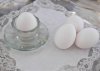 Äggkopp i pressat glas med fat under. Vacker och praktiskt då man kan lägga ägg skalen på fatet och skeden så man inte sullar på