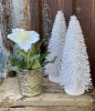 Vacker vit dekorations gran med snö/frost/is täcke. I vacker modell med styvare grenar på metall bas och med vit färgad trä fot