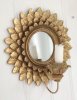 Vacker vägg ljusstake spegel lampett i guld . Rund i modellen blad formad likt en blomma rund spegel med hållare för ljus mitt