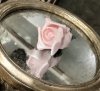 Vacker rosa ros isros i knoppig modell, att dekorera med . Rosen har ståltråd ist för stjälk så man lätt kan fästa den vid tyg
